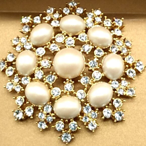 VINTAGE MONET Swarovski Crystal Faux Pearl Large Domed Brooch Pin UNWORN? - Picture 1 of 5